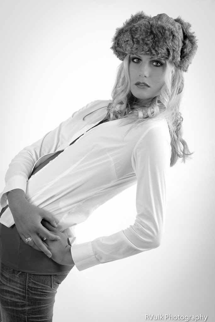 IMAGE: http://i904.photobucket.com/albums/ac246/bacovuikie/VickyiZ-W.jpg