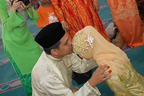 Wet Kiss ciuman halal setelah menikah gambar berciuman suami istri