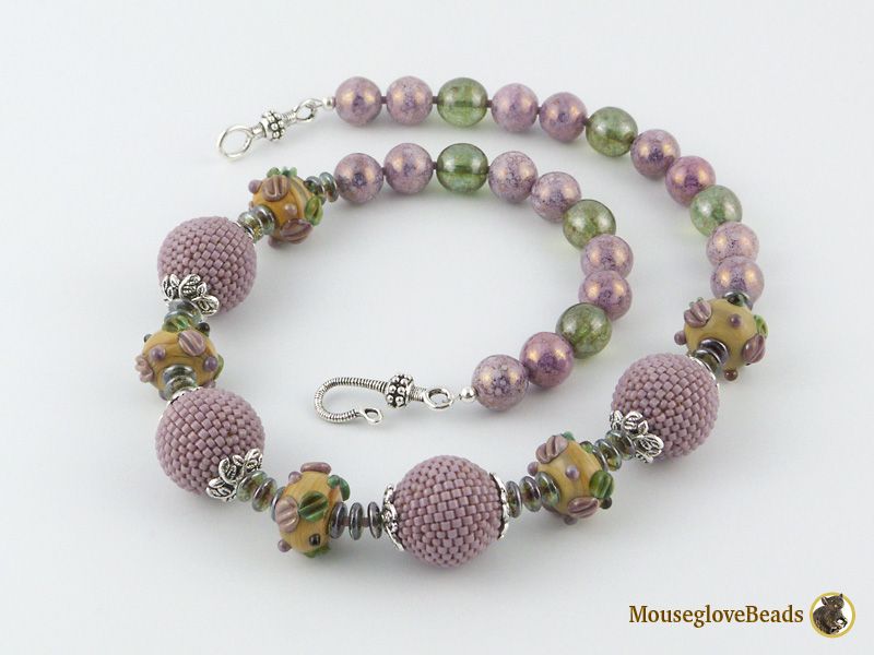 Колье №30. Лаванда. http://mouseglovebeads.livejournal.com/