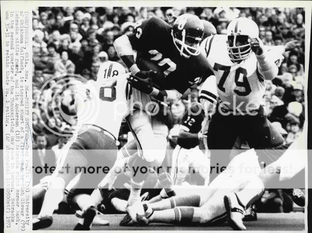 1971 Greg Pruitt University of Oklahoma running with the ball Press 