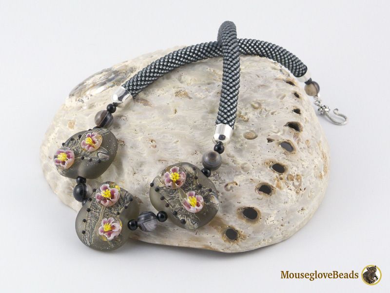 Колье №31. Ночной цветок. http://mouseglovebeads.livejournal.com/